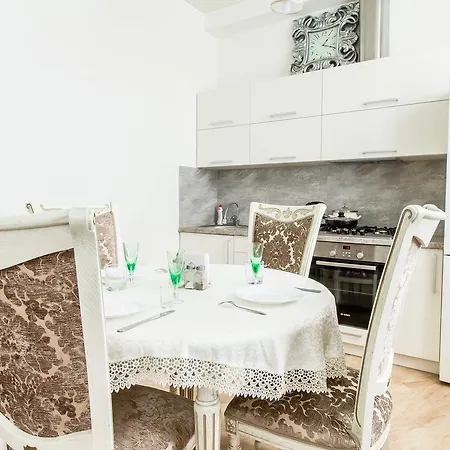 Apartament Hallow 1 *